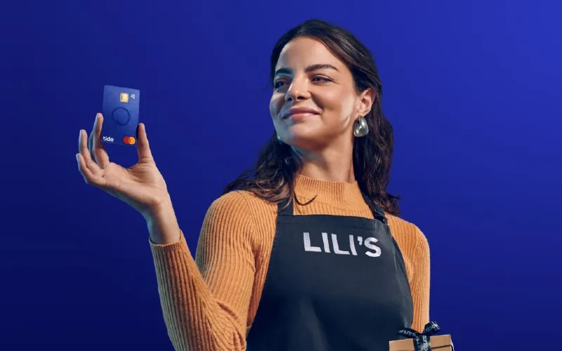 Entrepreneure tenant une carte Tide