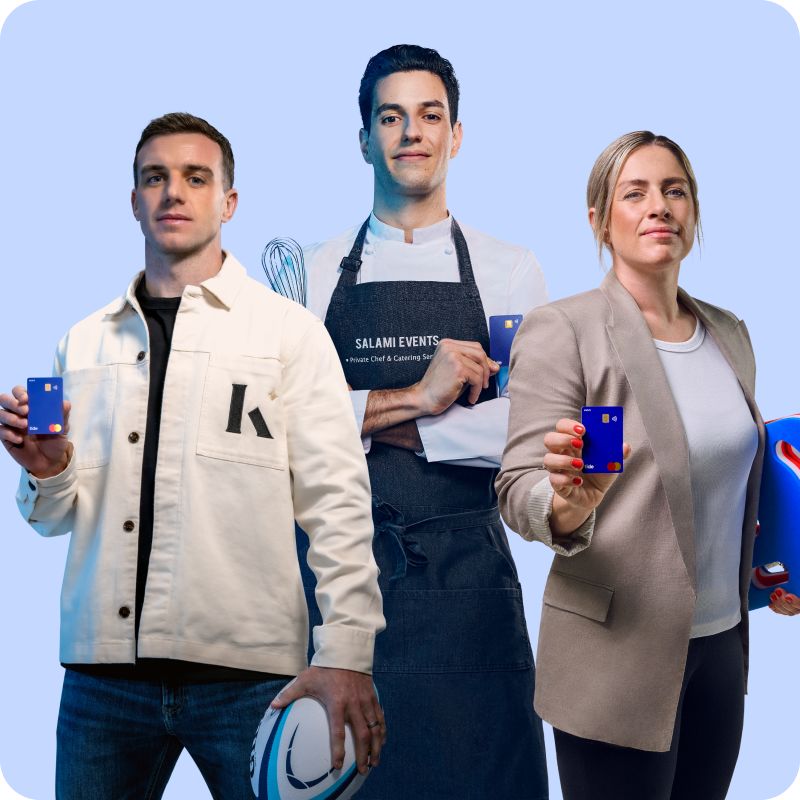 Trois entrepreneurs tenant une carte Tide